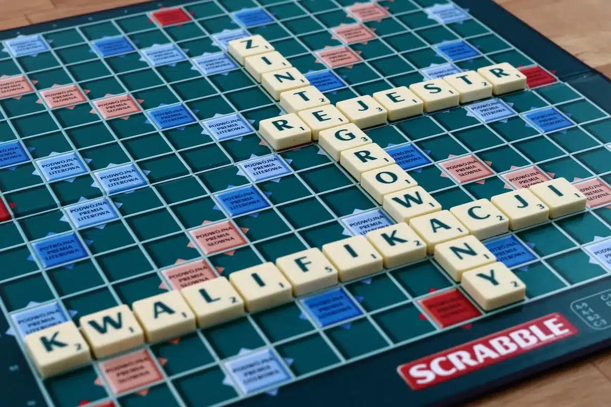 Schermata del trailer che fonde sequenze cinematiche e momenti di gioco