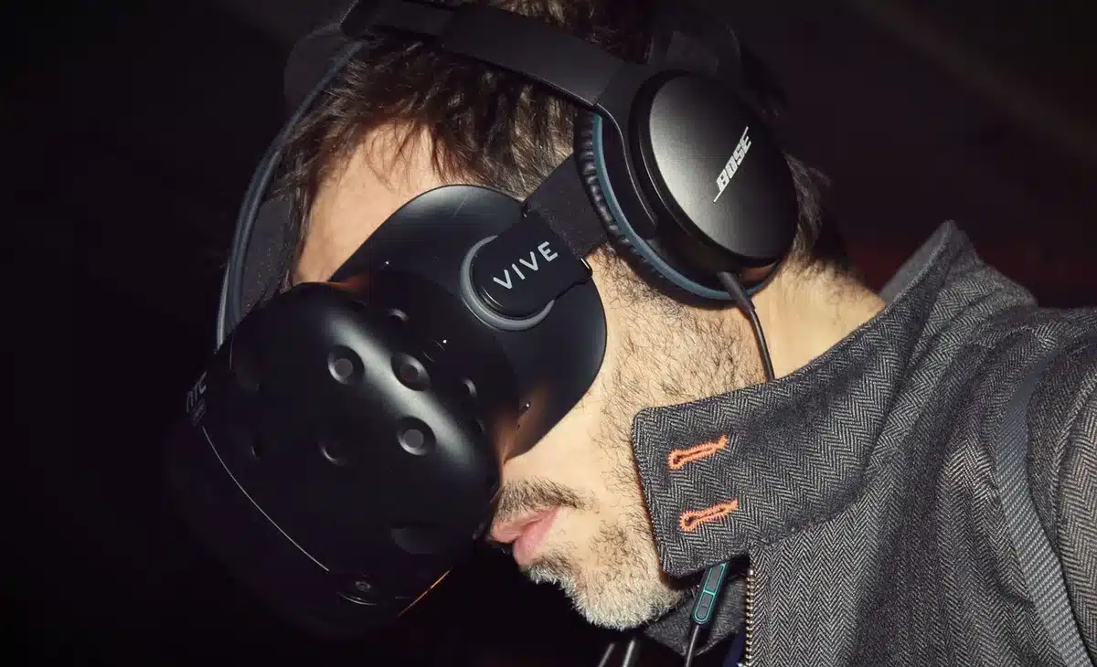Due versioni di un visore VR con etichette di prezzo che mostrano differenze di storage