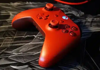 Visore VR e due controller su un tavolo con scatola e accessori sfocati