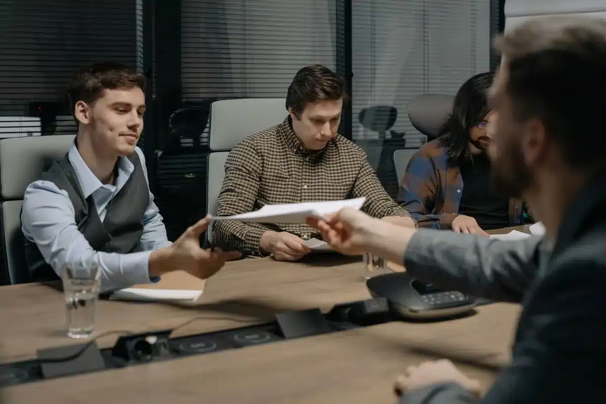 Tavolo con documenti e laptop durante una riunione politica