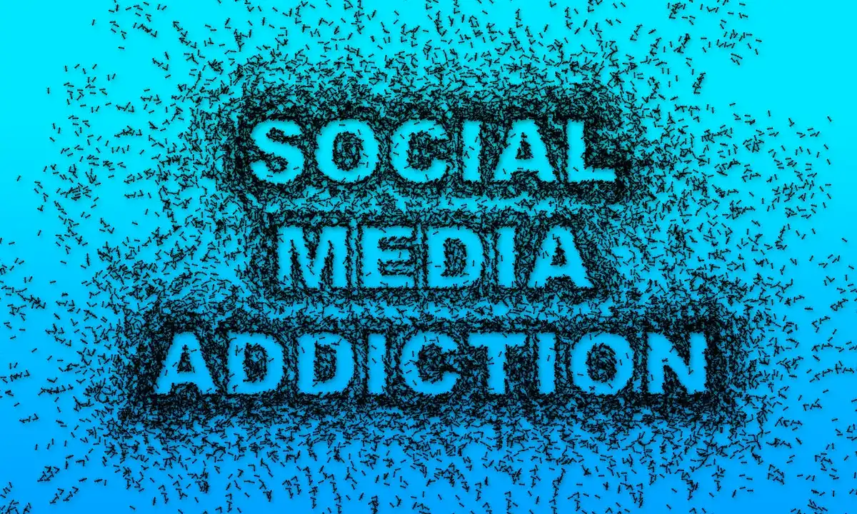 Schermo con notizie e icone social che rappresentano la diffusione di narrazioni