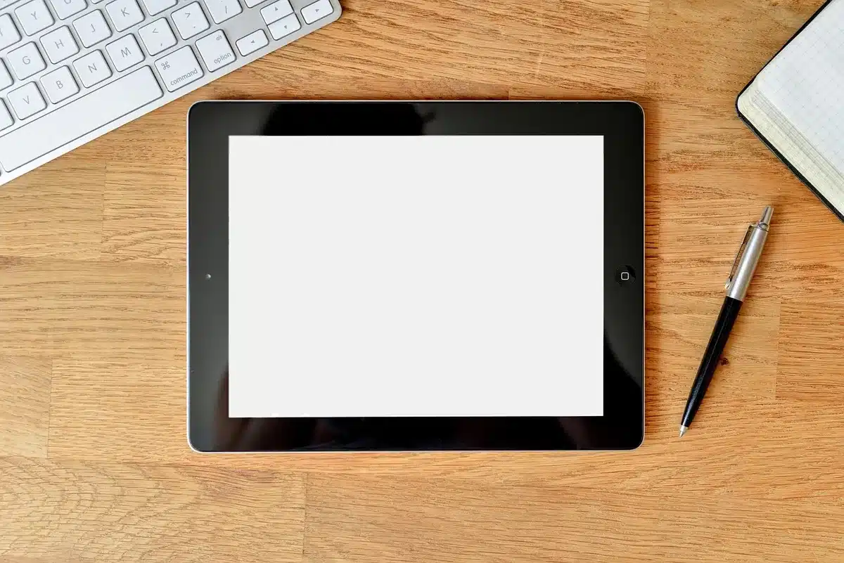 Mano che disegna con una penna su tablet, app di inchiostro digitale