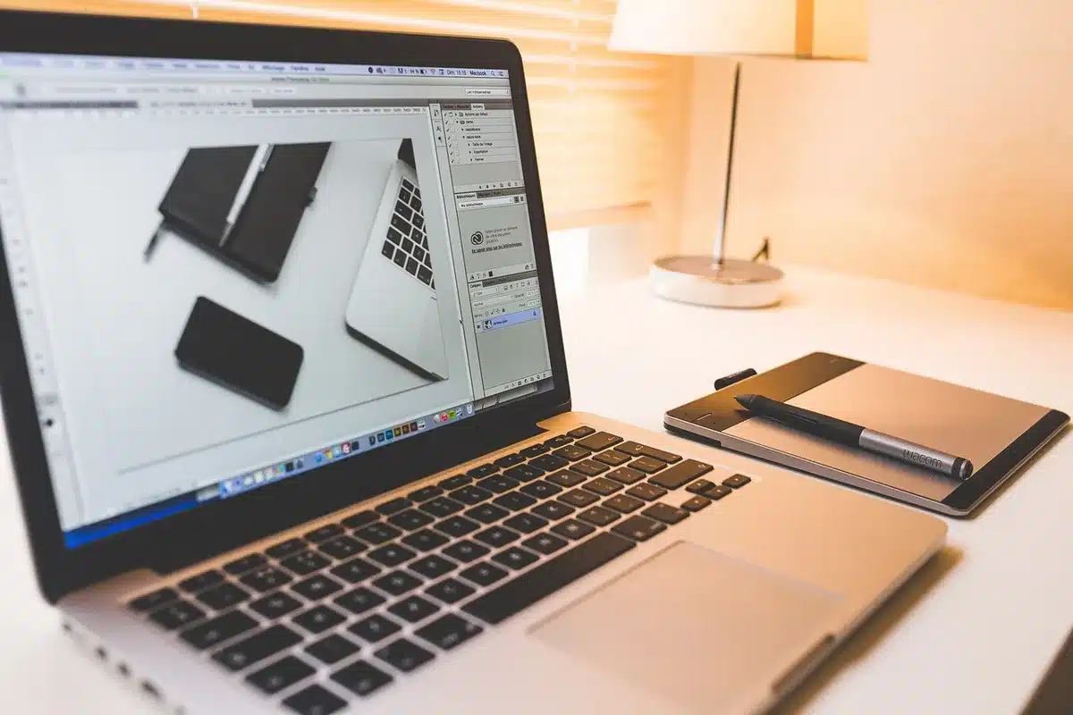 Tablet sottile con tastiera e penna su una scrivania illuminata