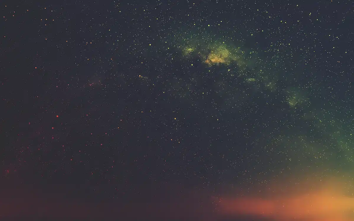 Cielo stellato sopra un mare con bolle e macchie scure, atmosfera di pericolo