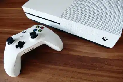Cappello a forma di pollo posato su una sedia da gioco e un controller sul divano