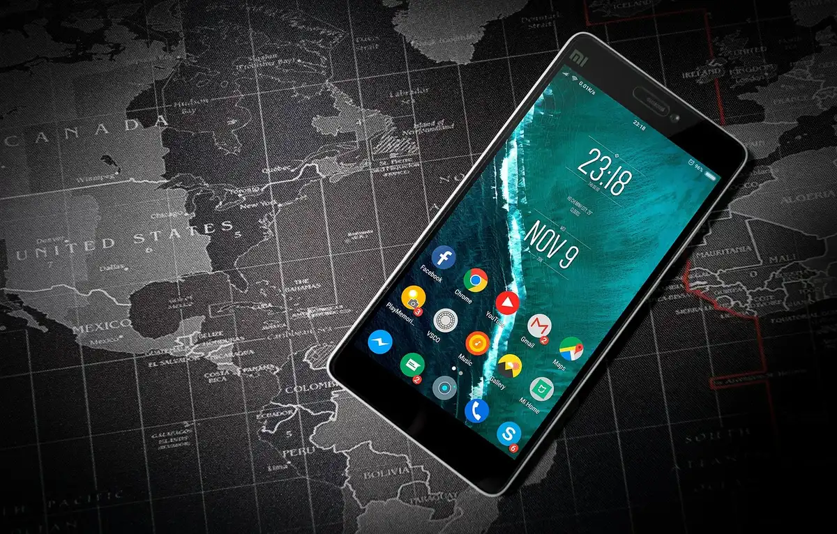 Smartphone in carica wireless e cavo per ricarica rapida