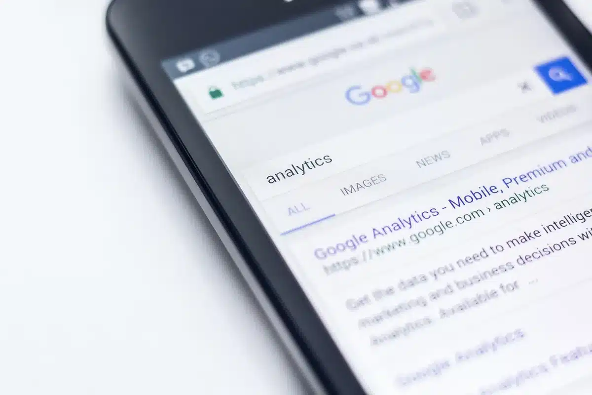 Genitore e adolescente configurano impostazioni sullo smartphone insieme