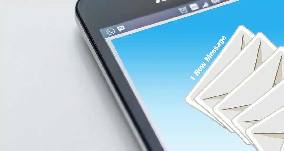 Interfaccia di uno smartphone che mostra l'opzione per programmare l'invio di un messaggio