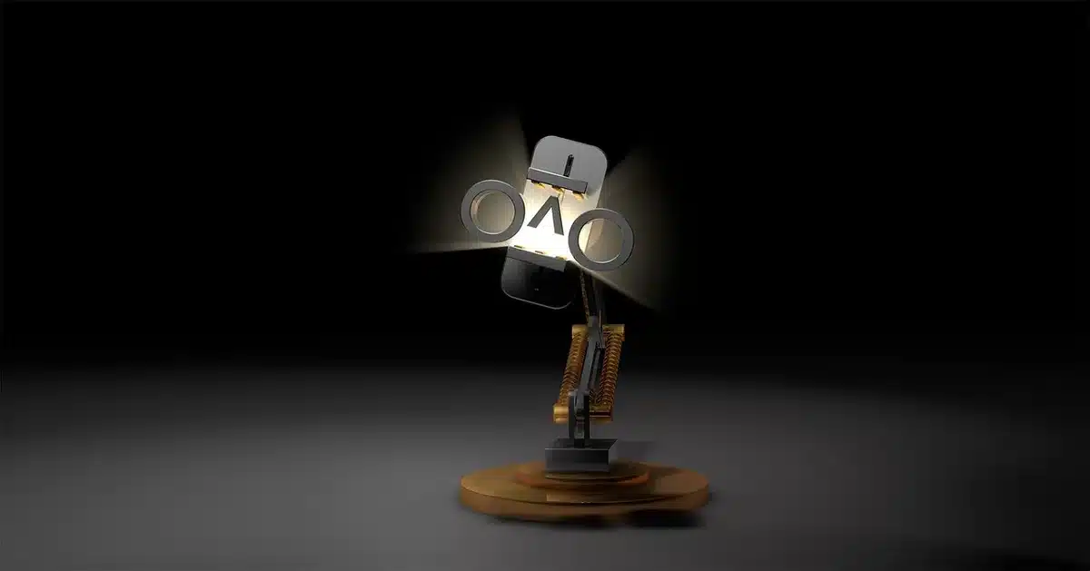 Silhouette di un robot e mani che regolano un pannello in un laboratorio tecnologico